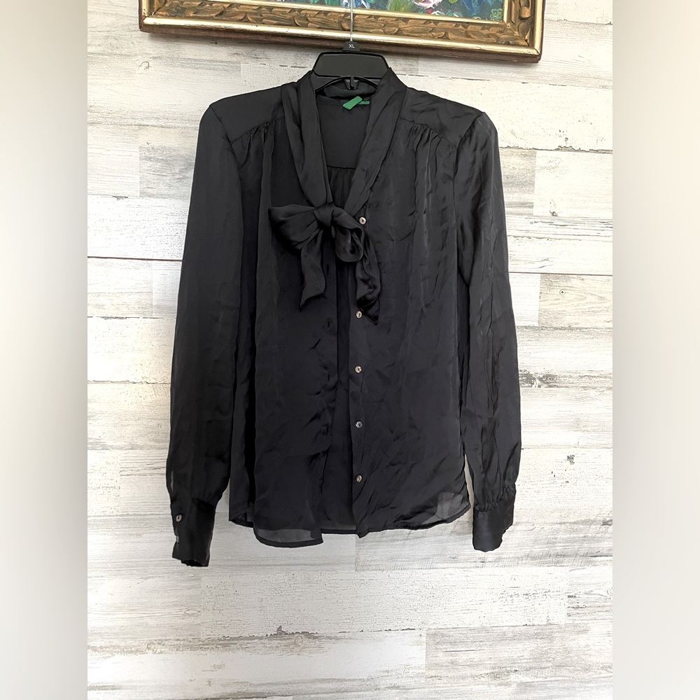Classic fresh long sleeve blouse with sash. Size medium